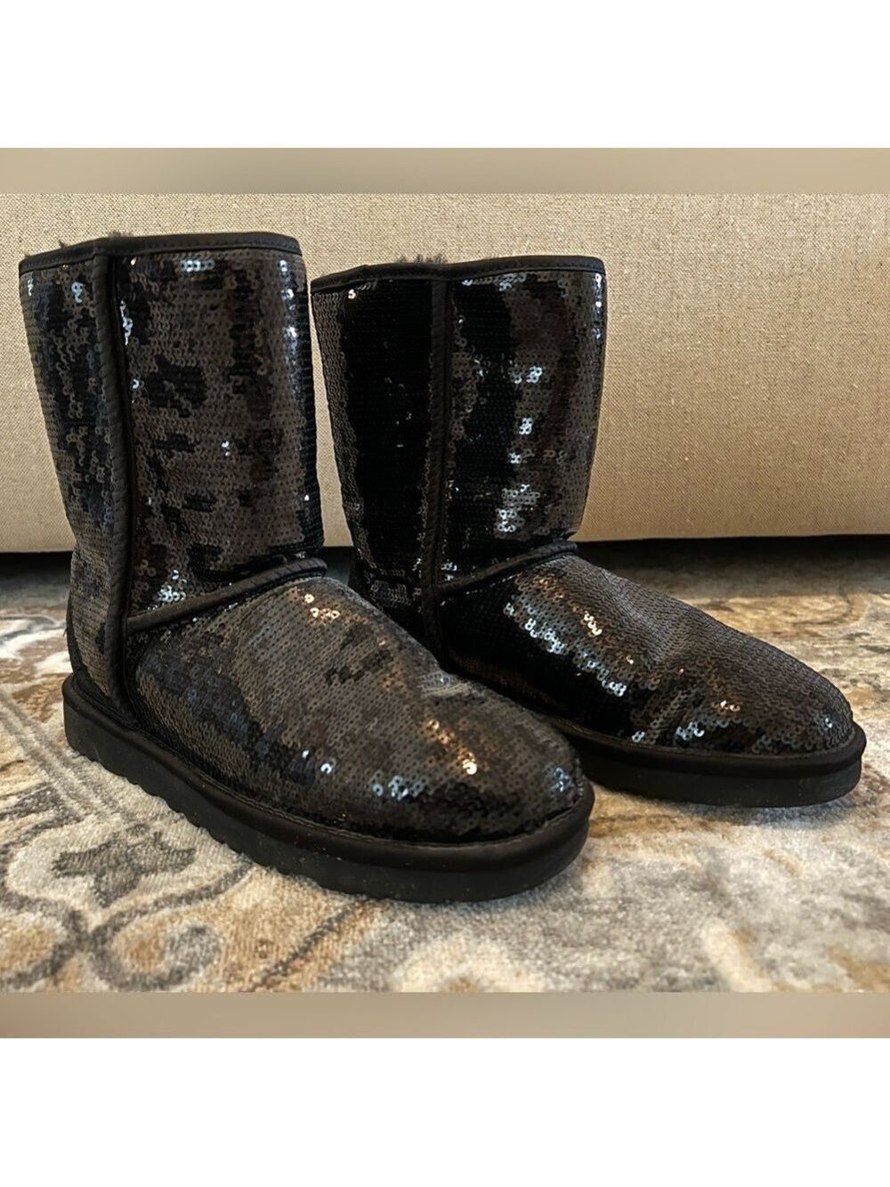 AUTHENTIC CLASSIC SHORT UGG BLACK SEQUIN